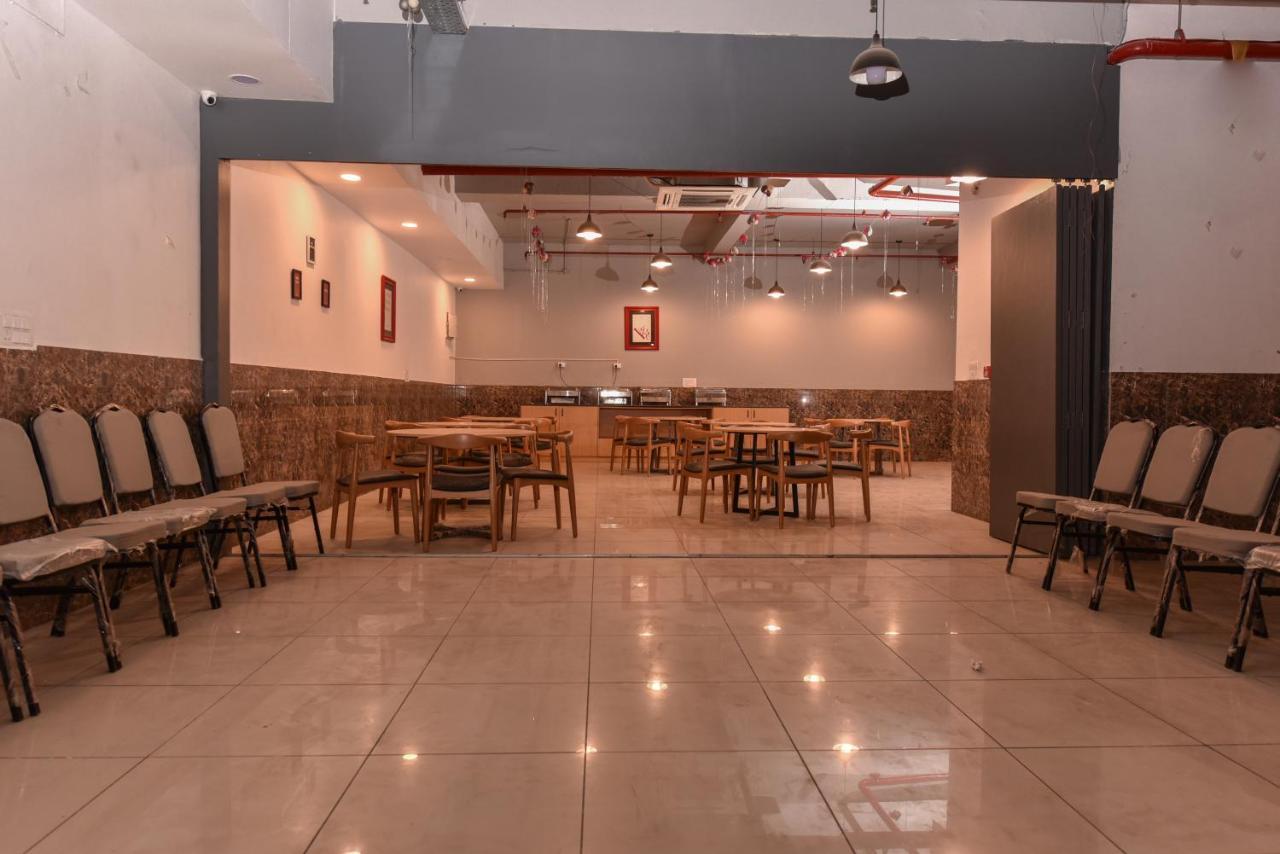 Hotel Red Saffron Nueva Delhi Exterior foto